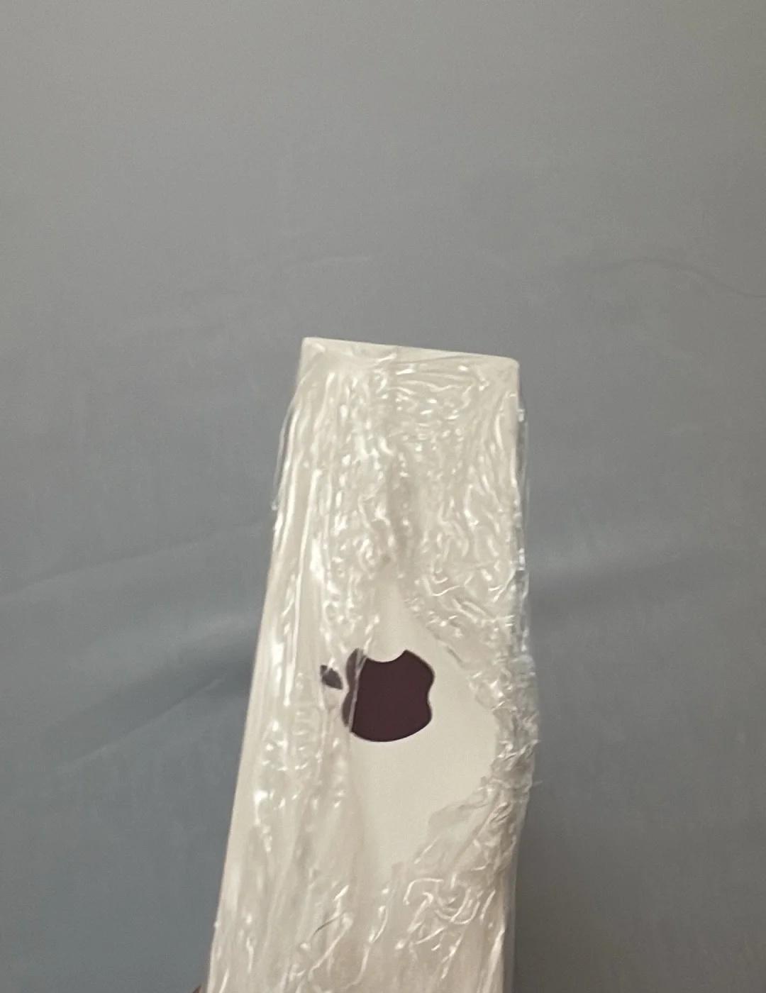 苹果18 这包装正常吗？
家里人给我买来的……但我拿到手感觉不对。老板说，苹果新