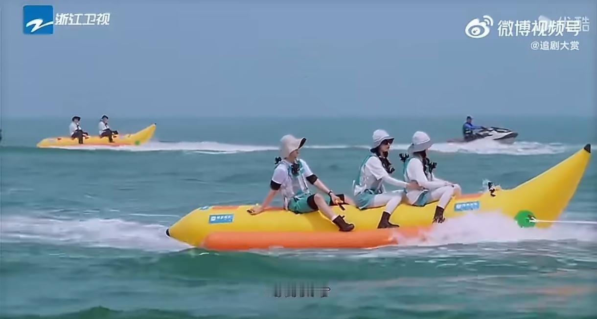 跑男海上香蕉船落水名场面细节太暖心了。
 
面对突发意外，孟子义下意识一手抓紧绳