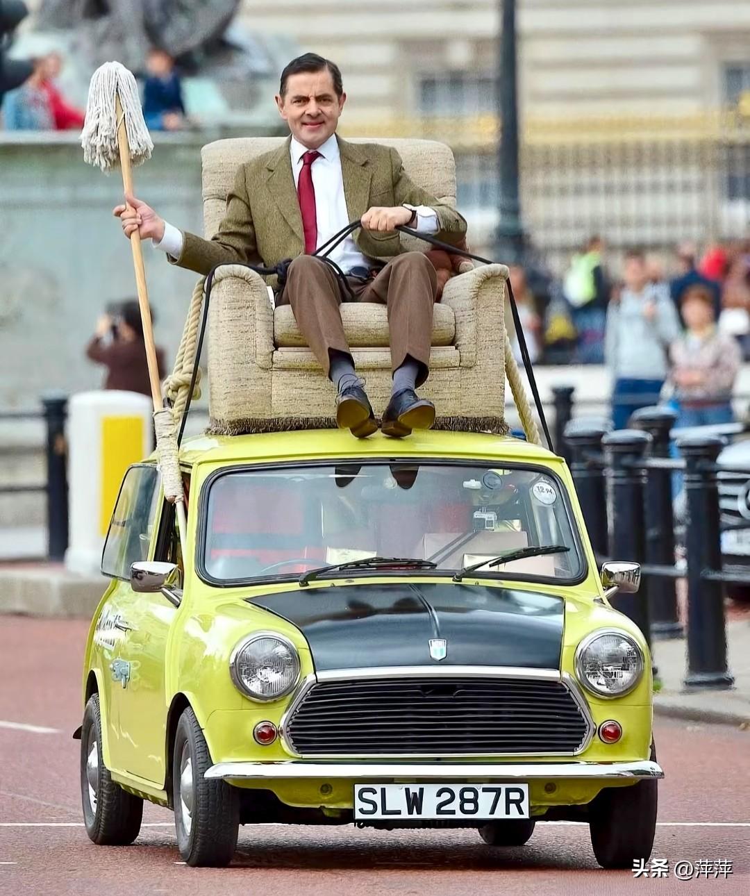 经典喜剧《憨豆先生》的标志性名场面：罗温·艾金森饰演的憨豆，把沙发搬上Mini 