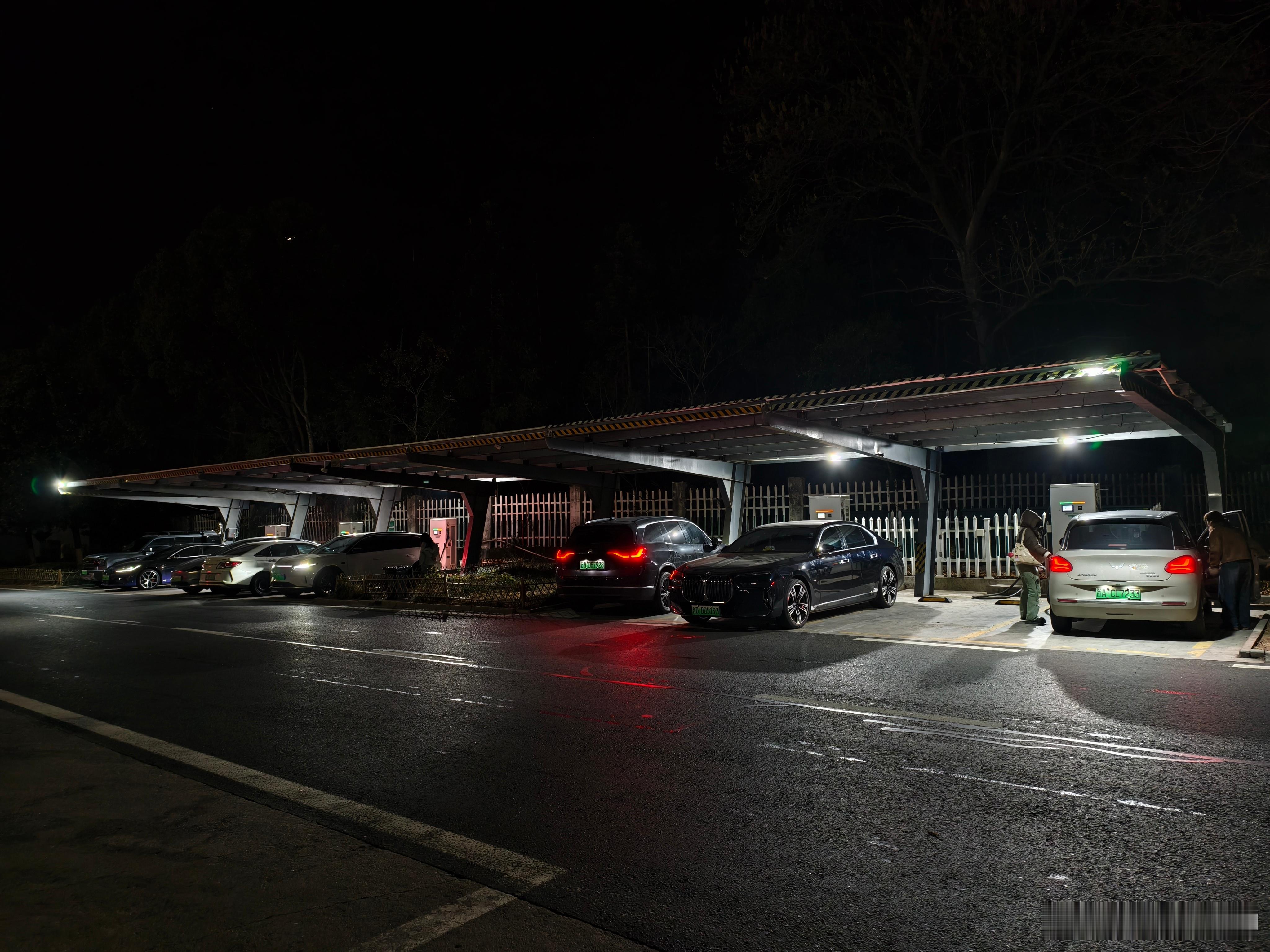 路过建德服务区，这个充电条件也太爽了！一期最早应该是 2 个桩（图二），二期扩建