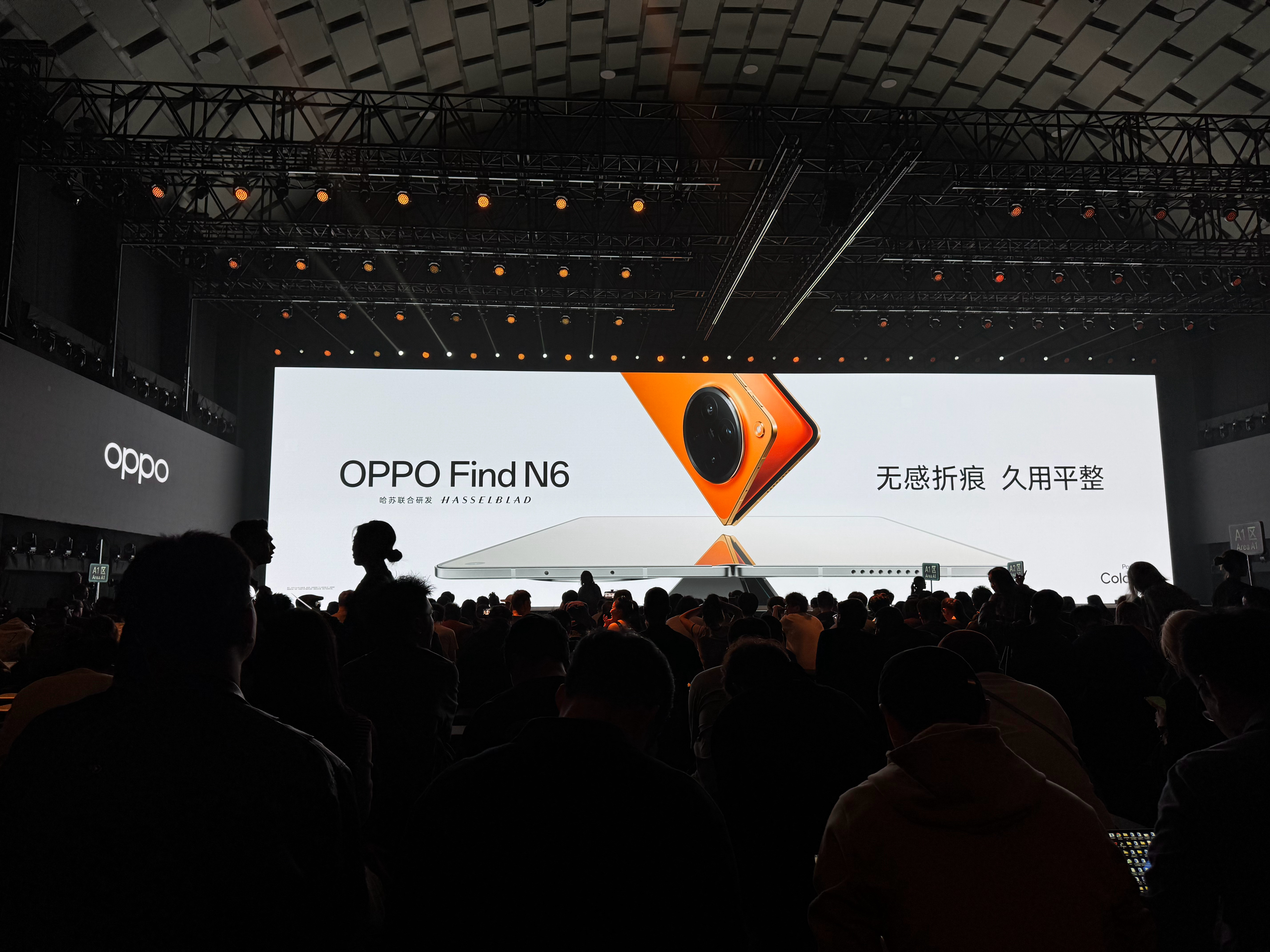 OPPO今天的发布会在自家的滨海湾园区举办，而且会场就在OPPO天穹馆。这个场馆