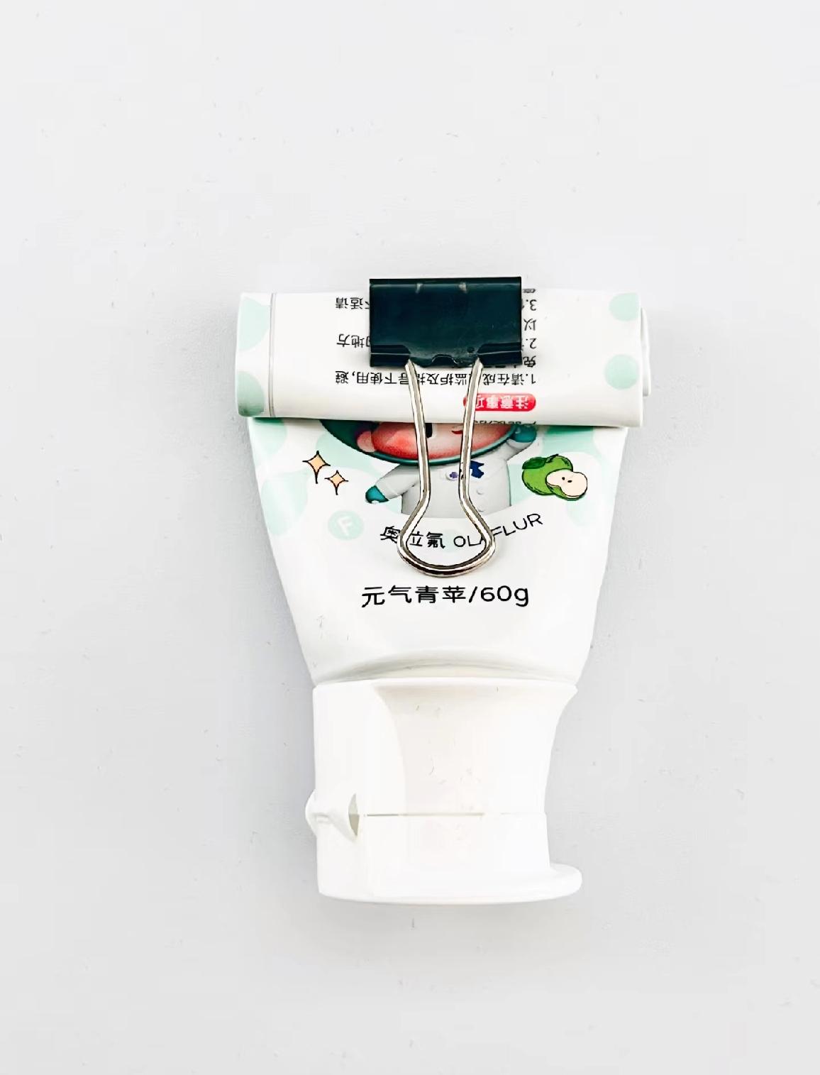 不怕你们笑话，我家闺女学到了我的节约习惯[呲牙]
一早起来给大宝换完衣服，我就发