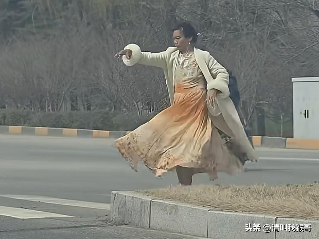 这个路口一定有一个她最爱的人吧！