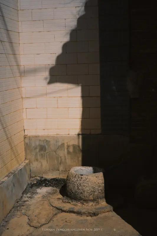 远香近臭，放在亲戚关系里再合适不过。偶尔走动是亲情，天天黏在一起是矛盾。别指望所