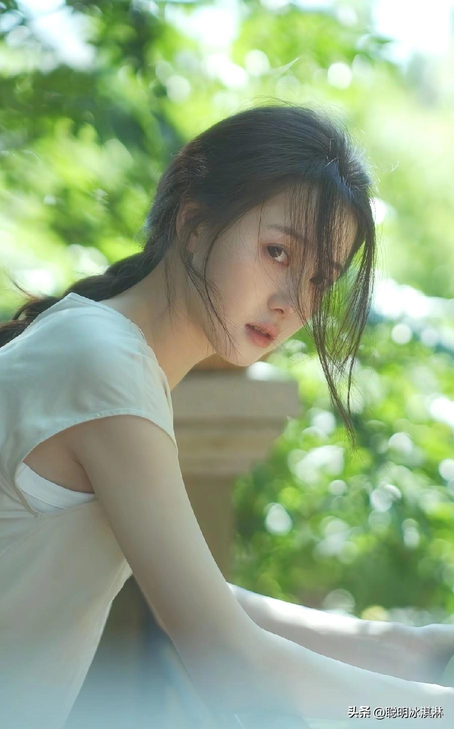 阳光洒落，少女倚栏沉思，岁月静好