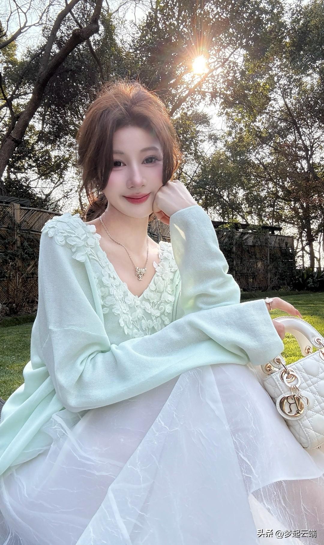 温柔阳光下的梦幻少女，浅绿色连衣裙与白色薄纱裙的完美搭配，尽显优雅与浪漫。