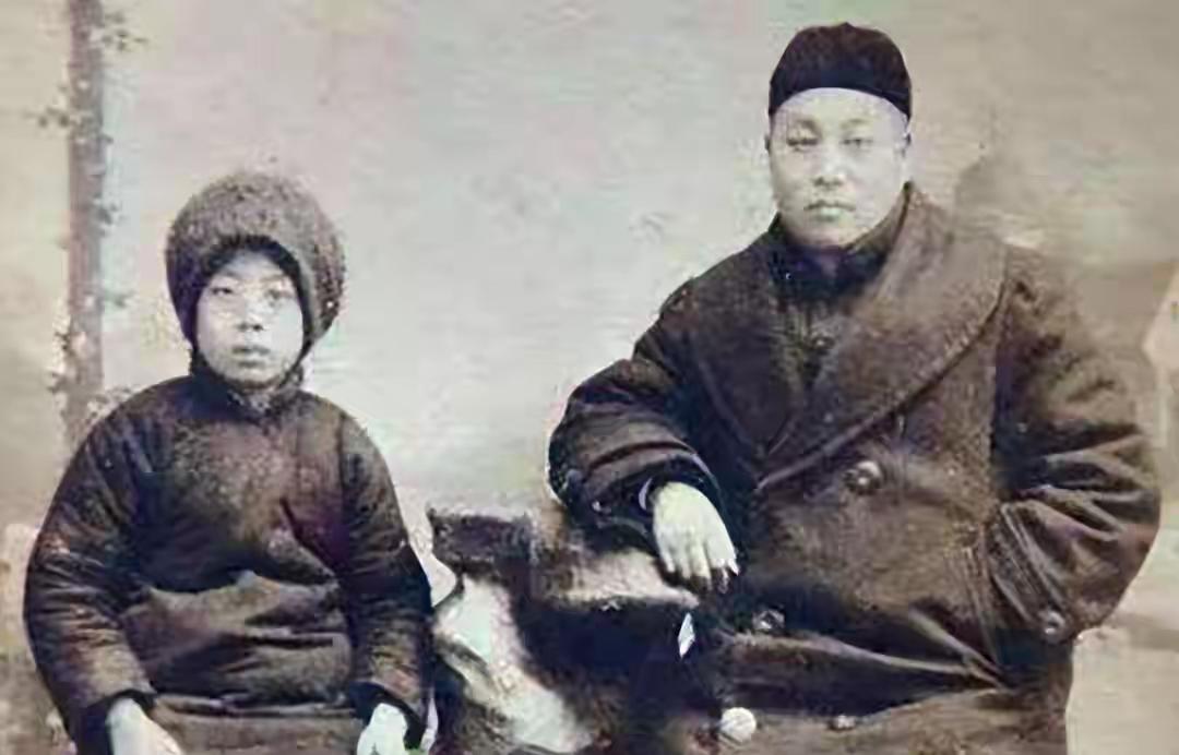 妻子离世，他一生立志不娶，

岳母：小女儿嫁你，生下一子名扬四海，

在动荡的旧