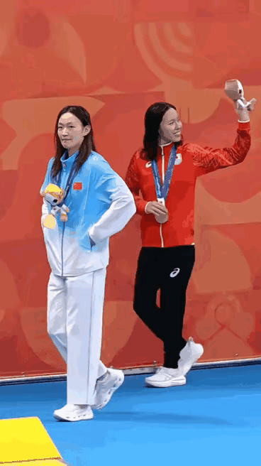 这画面很常见，半桶水的总是最闹腾、显摆，真神露面后，立马鸦雀无声。[灵光一闪]