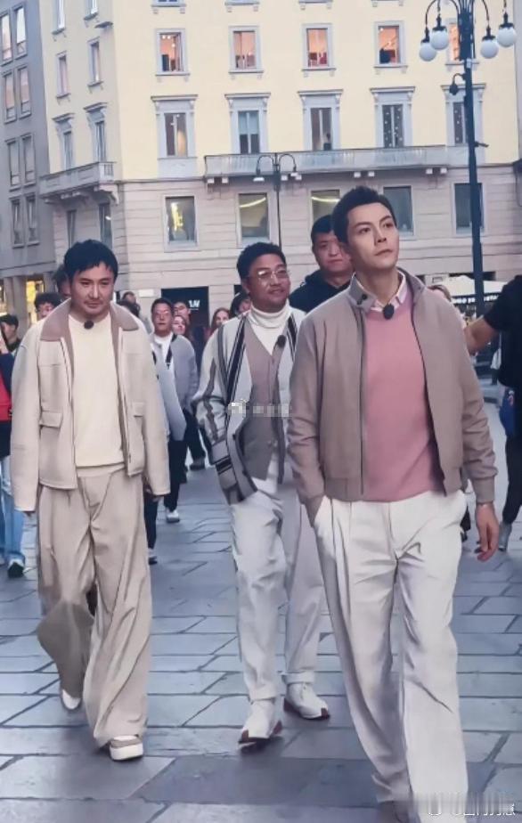 一直以为“沈腾是校草”是玩笑梗，直到看到这张图才懂！年轻时的他也太帅气了，站在陈