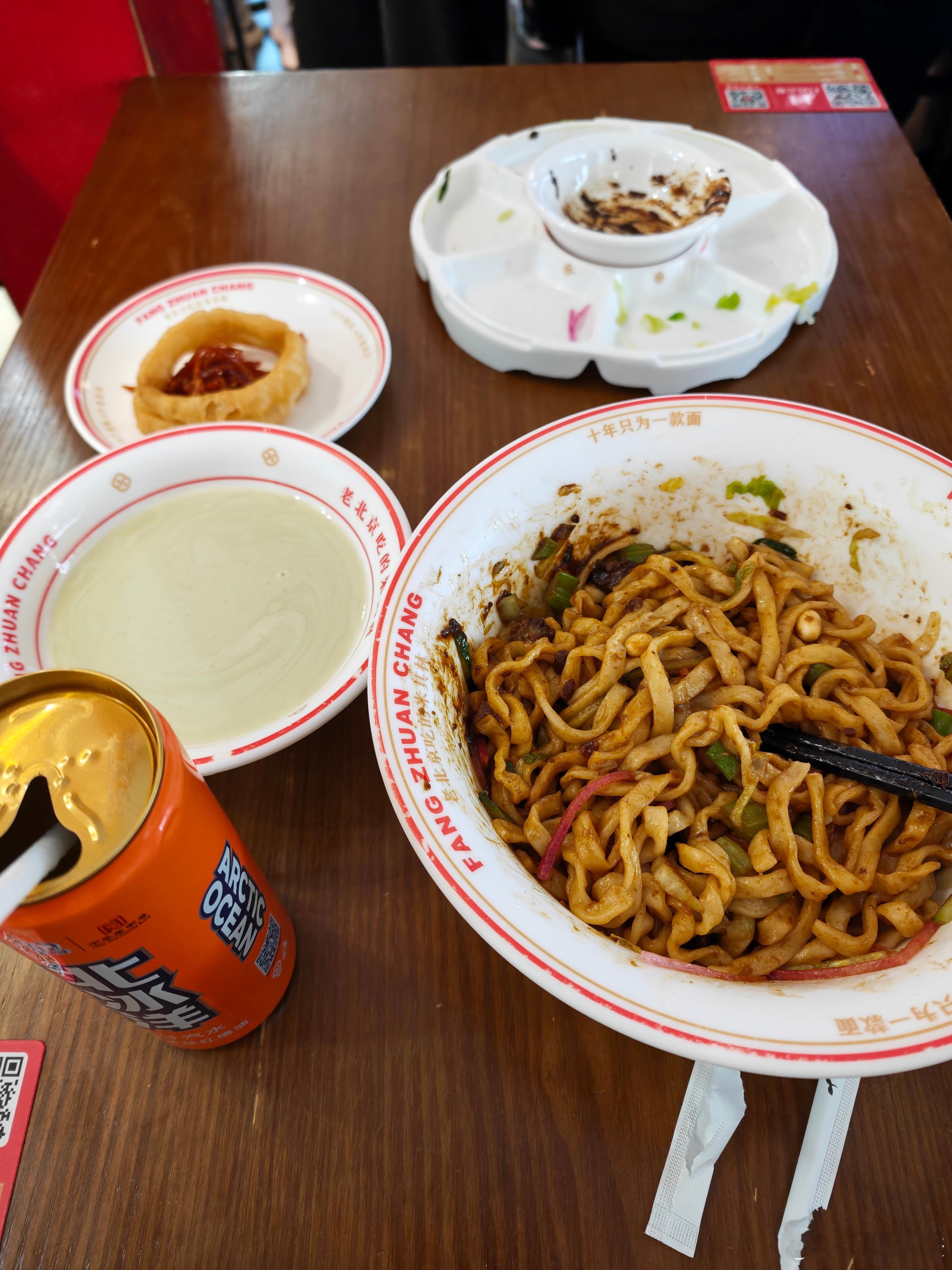 饿了饿了，来个老北京三件套，炸酱面、豆汁、北冰洋！ 北京·南锣鼓巷