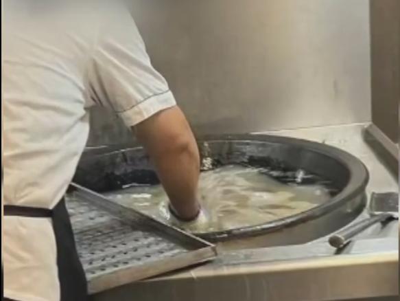幼儿园炒菜锅用来洗拖把！孩子餐后呕吐迟迟无答复，后厨乱象曝光，11 人被处理，谁