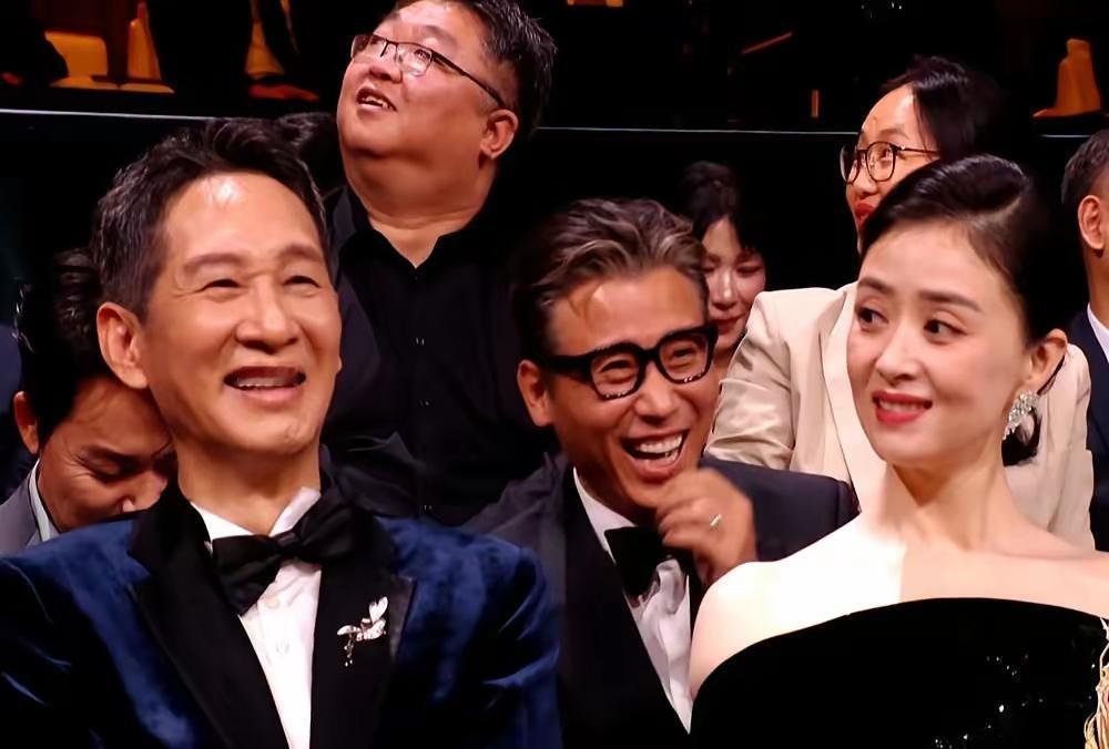 李乃文在台下笑得停不下来。

旁边几个演员跟着一起。

台上发生了什么？

张丰