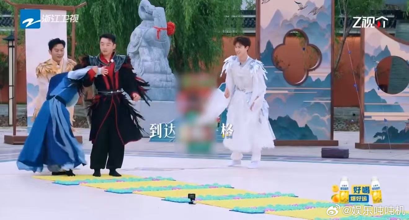 奔跑吧 这是什么搞笑名场面！周深下趾压板变企鹅走 周深踩上趾压板开启“摇摆模式”
