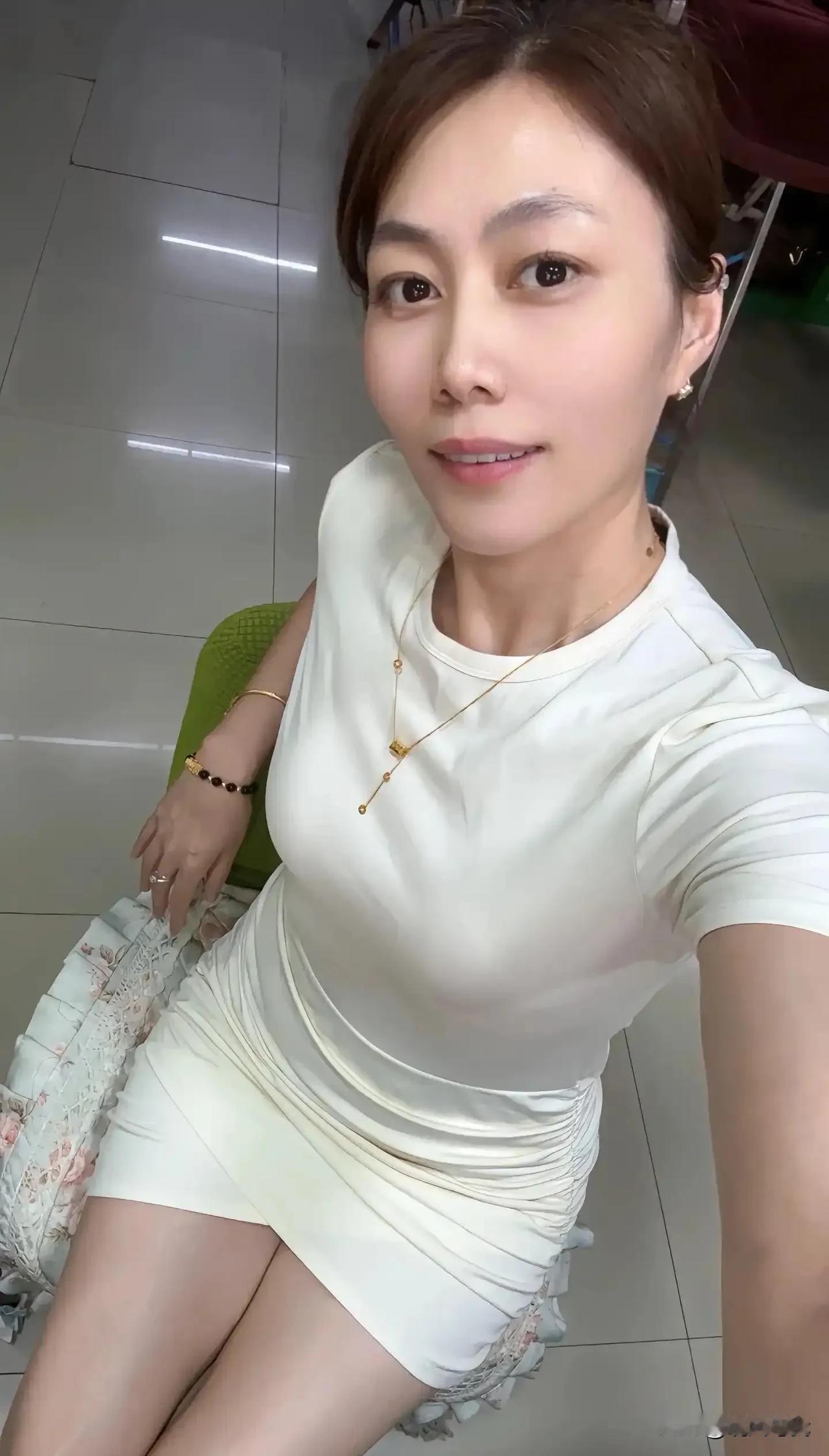 朋友结婚了，可是不快乐，应该怎么办？