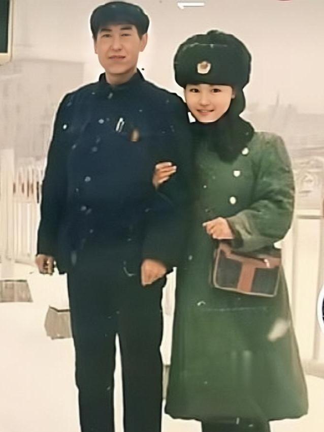 三十载光阴，不变父女情
 
两张照片，同一个站位，同样挽住臂膀的姿势，定格了一对