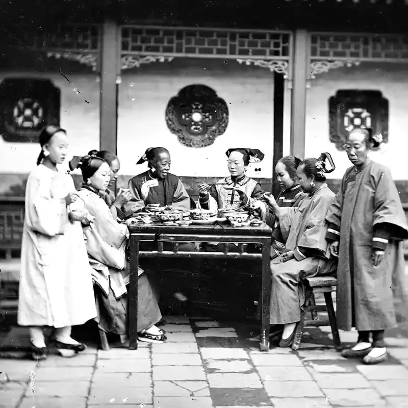 约翰·汤姆森拍摄的满族女人聚会，1869 年 。 这张照片拍摄于 18...