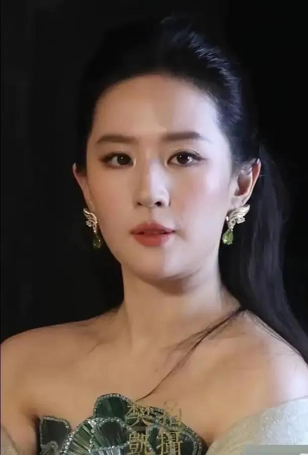 我朋友见了刘亦菲icon真人，回来就说电视里看的全是假的。她在上海碰到刘亦菲，人
