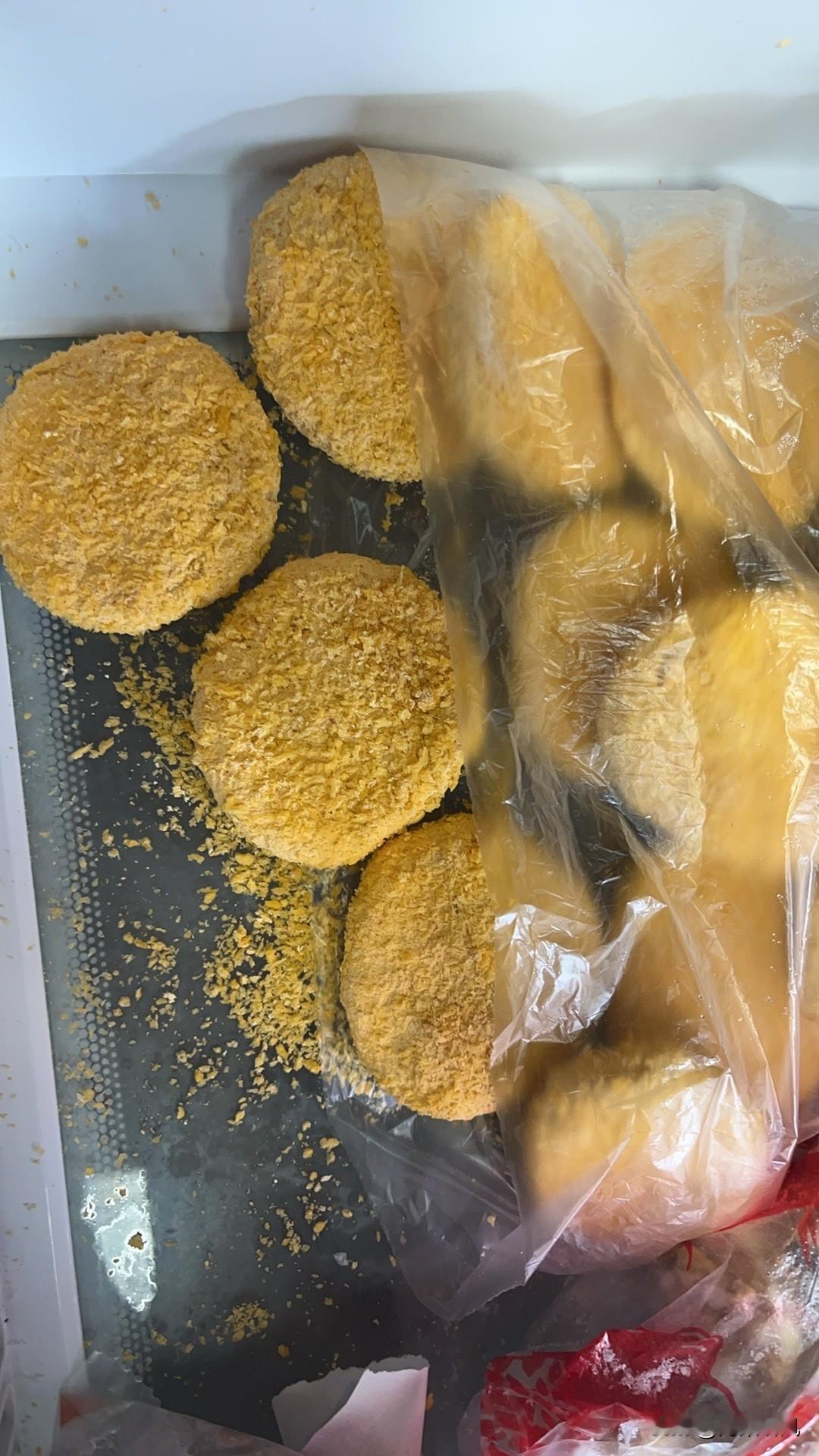 今天在家做了南瓜饼！

蒸好的南瓜捣成泥，混点糯米粉揉成球，裹上面包糠往锅里一煎