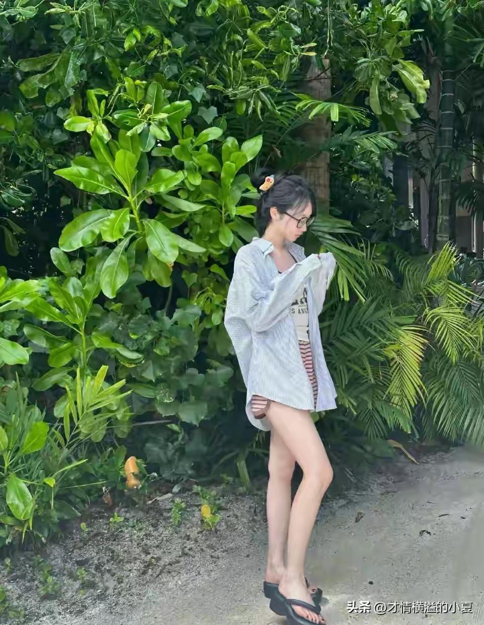 夏日穿搭指南：清新条纹衬衫+短裤，轻松自在，享受阳光！🌞👗👒