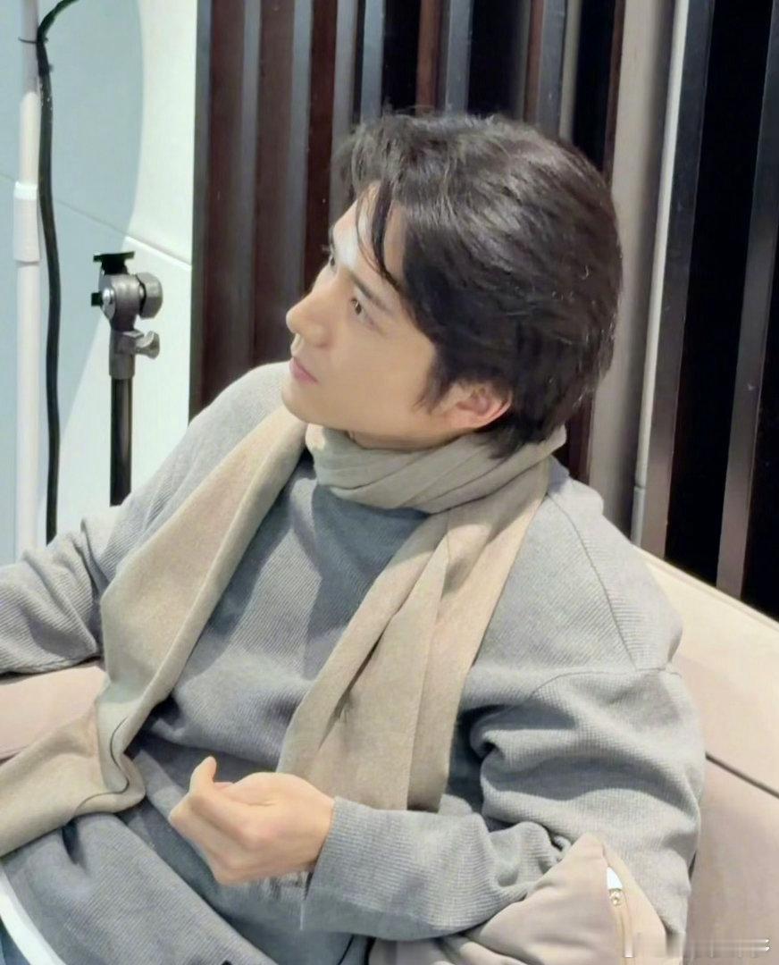 这个张新成是hot nerd来的吧，完全就是在going我🥵张新成秦谜胡须造型