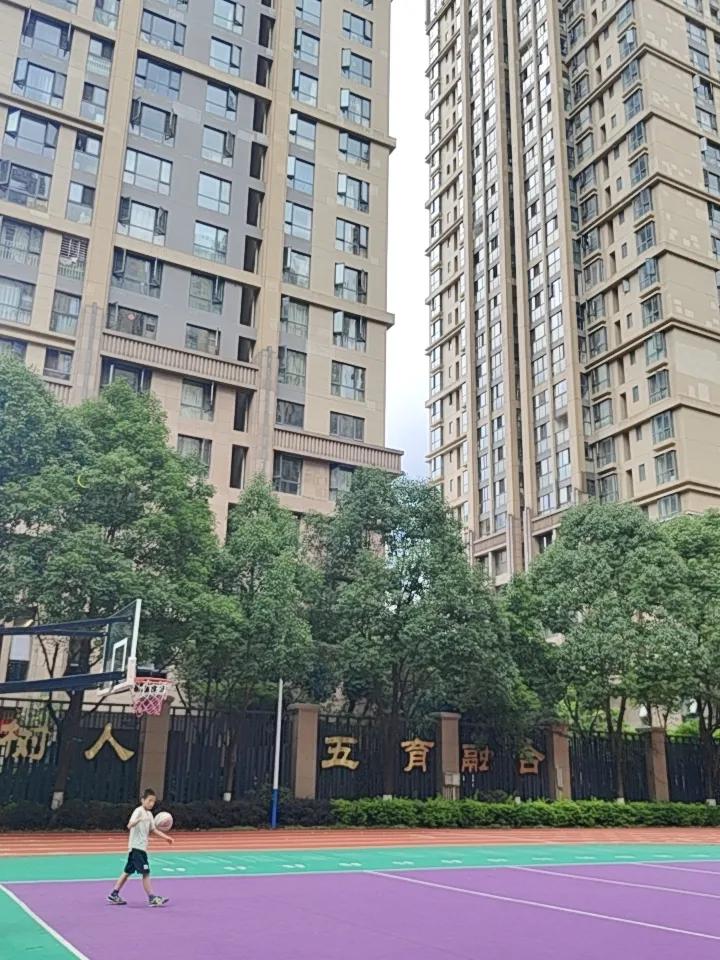 今天天气不错，带着孩子一起来到篮球场打一会篮球，好惬意啊