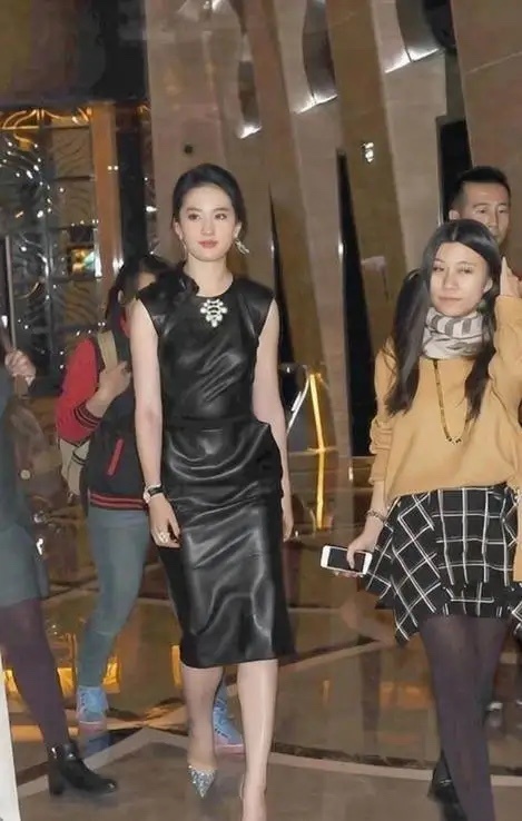 刘亦菲早期美照。27岁的她妥妥的大美人，这气质，这步伐，国风仙韵，用在她身上一点