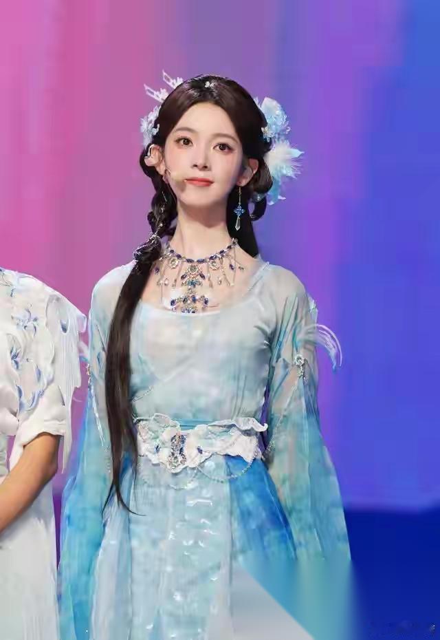 陈瑶这姑娘，真把内娱那套温柔刀玩明白了。一边被全网骂凡尔赛，抱怨身材太瘦；一边又