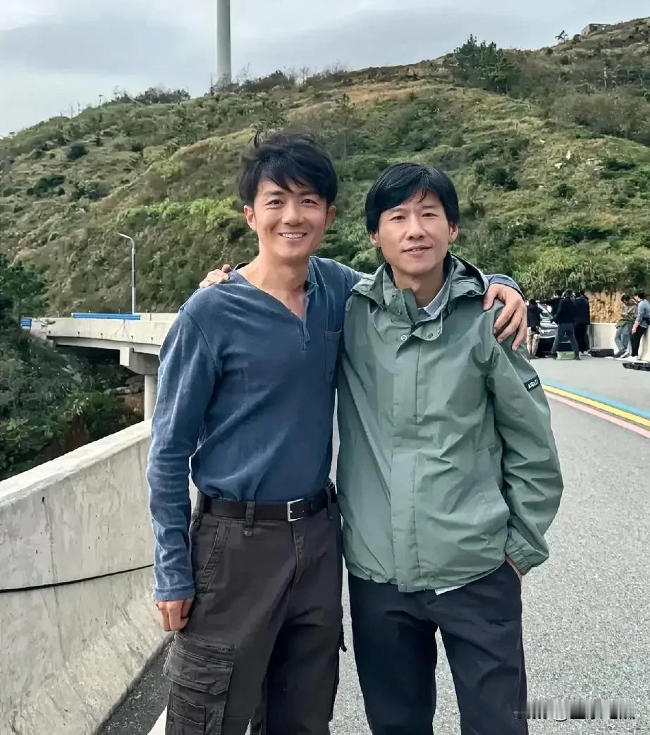 这俩兄弟感情可真好啊！真的很羡慕这般真挚的友情。两人亲得就跟亲兄弟似的。你搭着我
