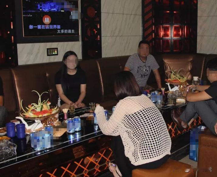 贵州，一女子在酒吧里陪人家喝酒，一男子看上了这位女子，谈好去开房的价格后，给她转