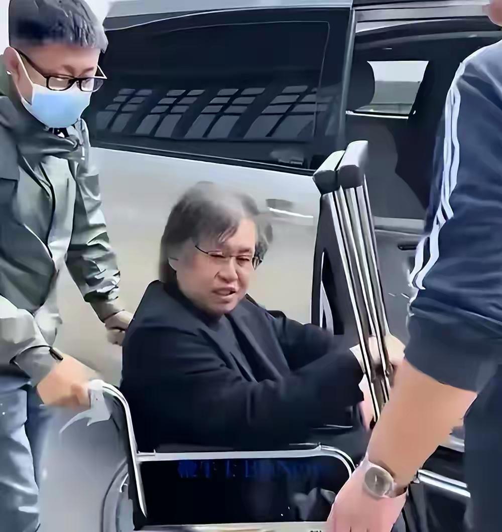 这下舆论彻底反转了！
郑智化怒批深圳机场事件才发酵几天，不仅他自己公开道歉，央媒