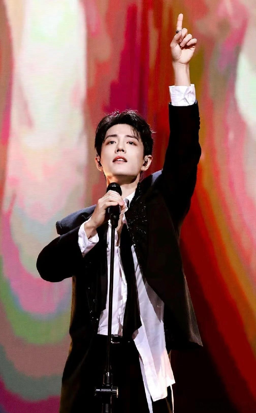 肖战🍅跨年听说会唱三首歌曲，那不得嗨一整晚上…… 