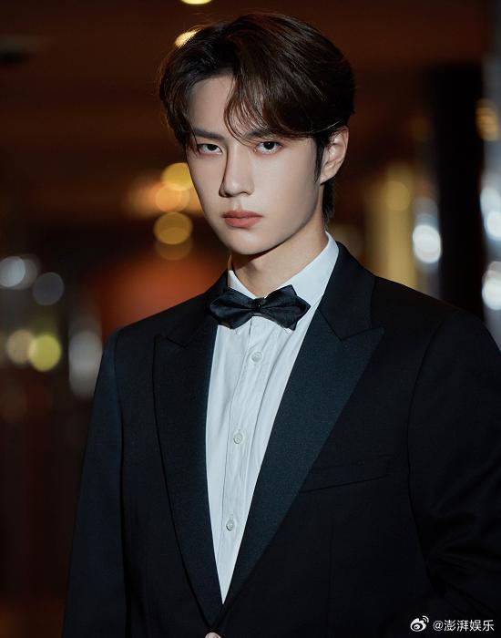 李雨桐真去要王一博签名了 一边喊话薛之谦追讨旧物，一边借顶流签名炒热度，无实锤的