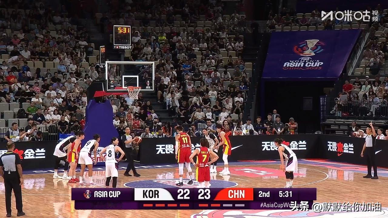 女篮 vs 韩国，目前暂 22 平打得好狼狈啊！说几个事实。

第一个事实，篮板