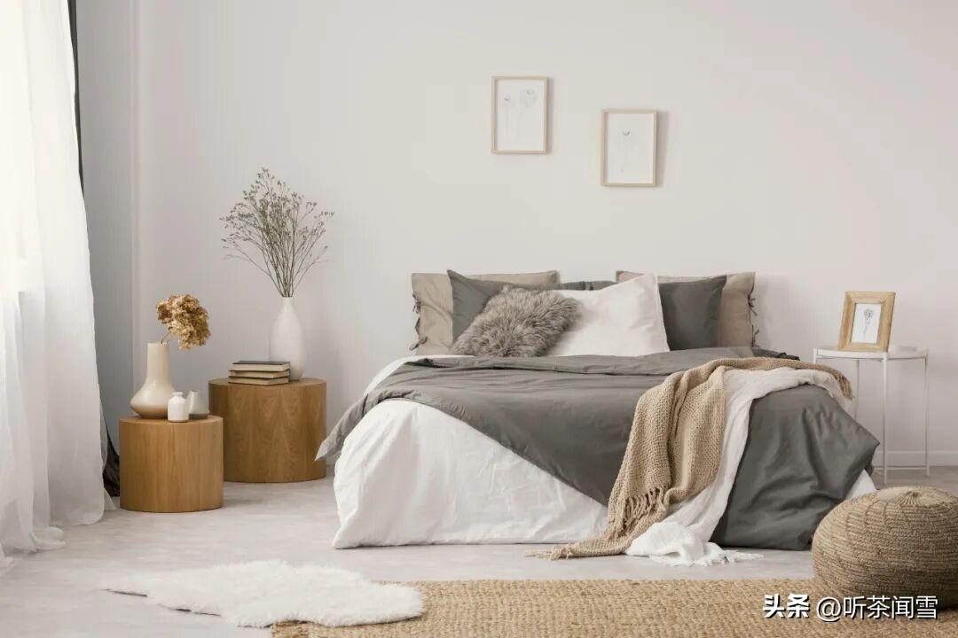 家人们谁懂啊，床底下的灰尘总爱聚成毛茸茸的“团子”，这是为什么呀？它们不是散落的