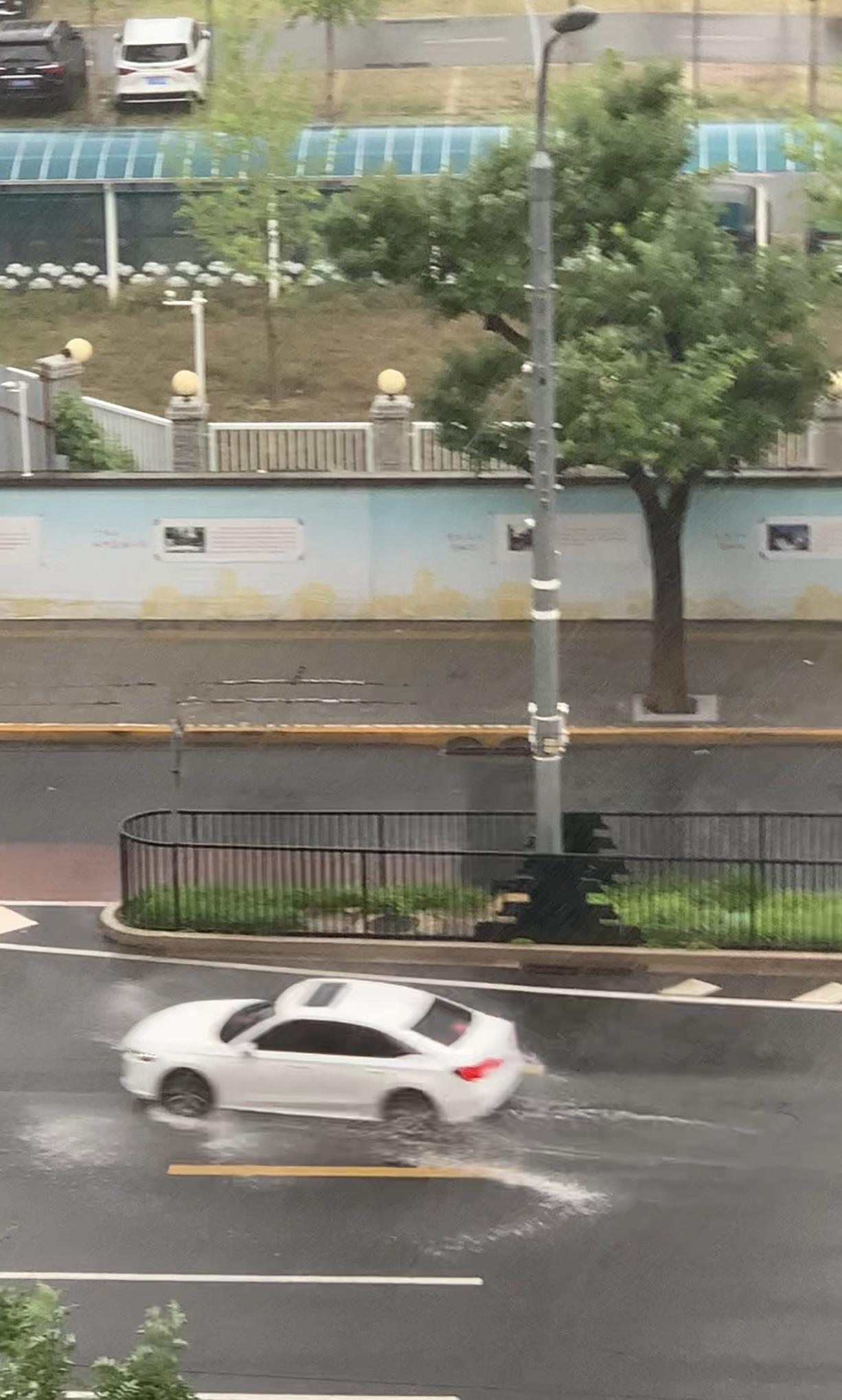 记录中午12点北京的天气
今天中午12点，北京天空乌云密布，大雨倾盆，天色昏暗，