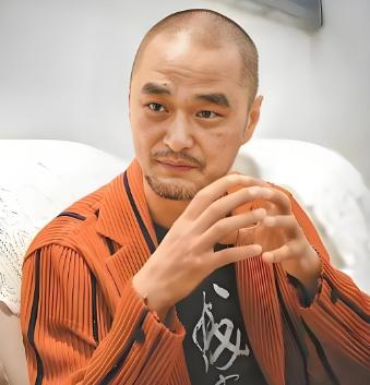 冯唐说：

“世界不会为胆怯者让路，
但是，
会为勇敢者重新洗牌。”


你是不