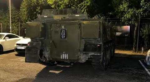 英国士兵喝醉酒:
 
车辆是斗牛犬（Bulldog）履带式装甲运兵车，7月24日
