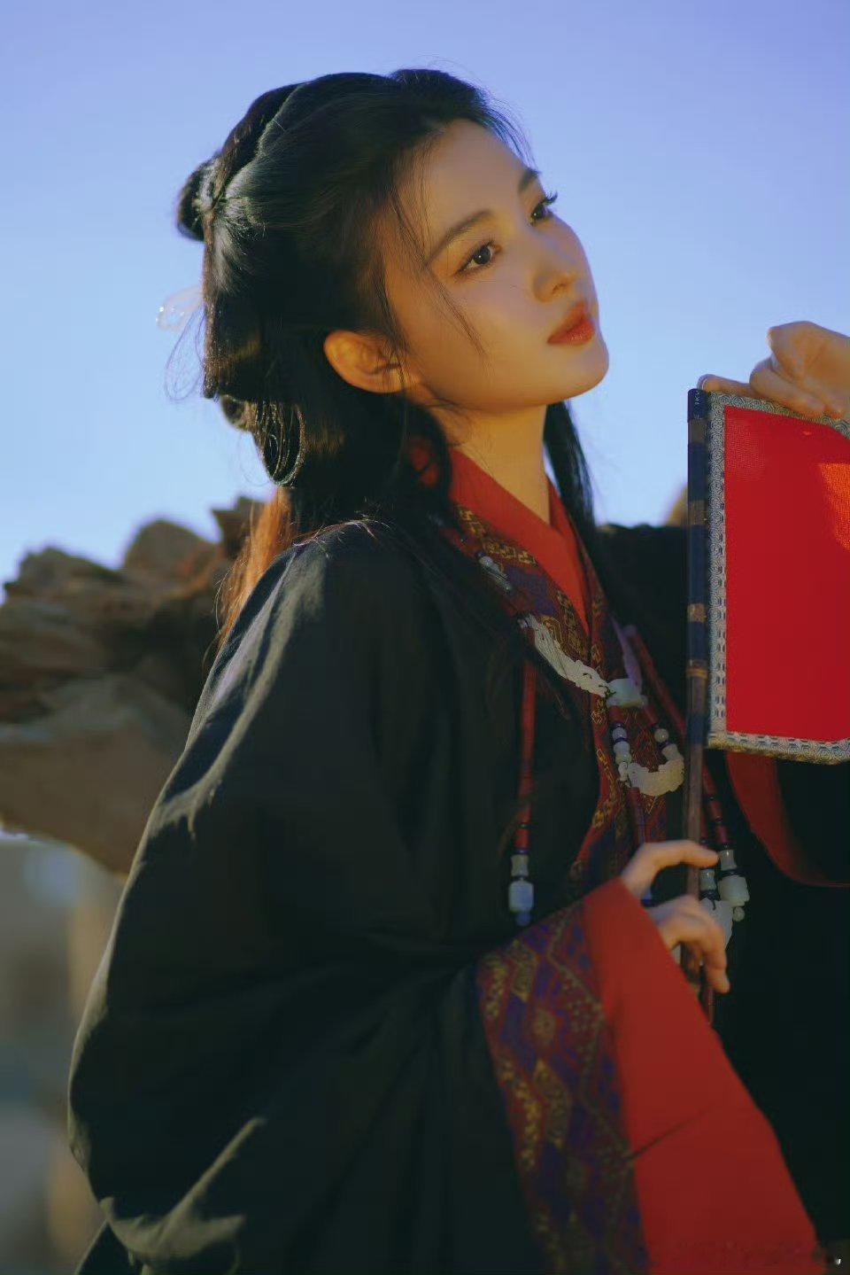 #王楚然枯藤老树下古装宿命感# 王楚然真的是妥妥的古装美人，太迷人了[太开心] 