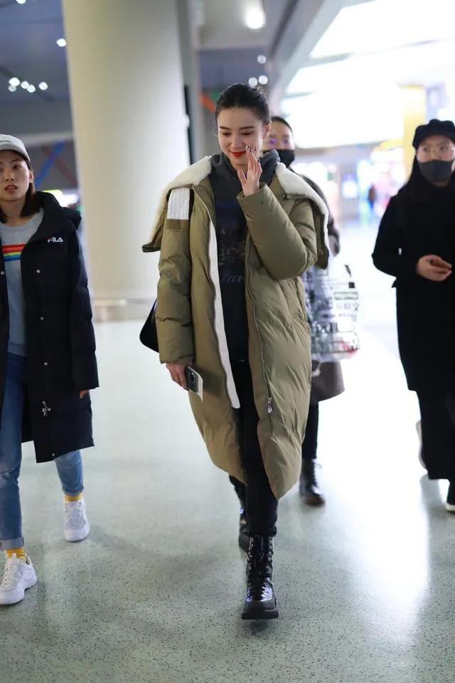 宋佳精致过冬，穿着随便现身机场，仍旧能够美的高调。一身厚实的羽绒服搭配针织帽时髦