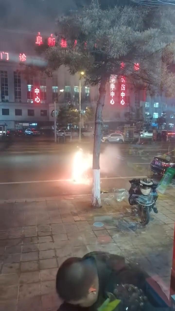 好响，还在继续，这吃不高，这俩都坏了。刚才发那个声音就得发这个声音。