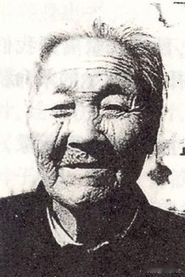 抗战中沂蒙山区，大地白雪皑皑，村民祖秀莲循枪声来到村头，发现躺着的一位八路军战士