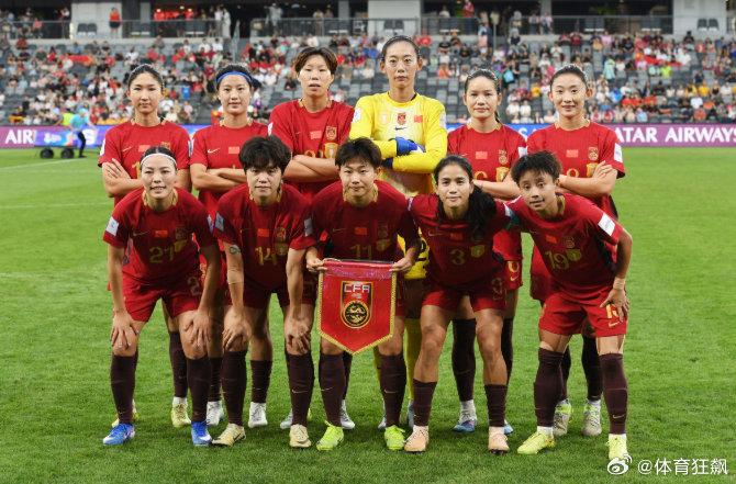 女足亚洲杯小组赛最后一轮，中国女足2-1逆转击败朝鲜女足，三连胜以小组头名身份晋