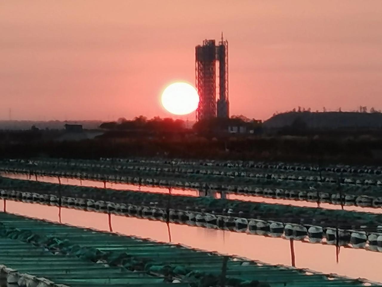 分享一张海边日落照大连皮口港侧落日。