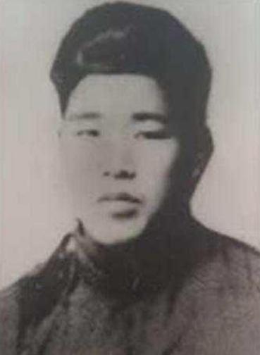 1937年，某一日深夜，一名日军翻进老农家，偷偷将一摞钱塞进窗户，低声道：“千万