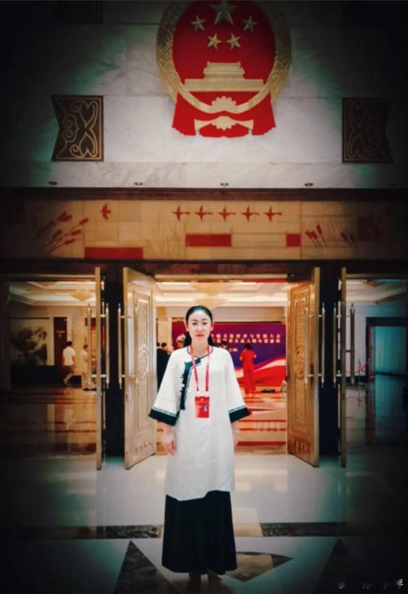 赠中华礼仪研促会会长孔旭汝文/孙玉良与中华礼仪研促会会长孔旭汝在第十届传统文化传
