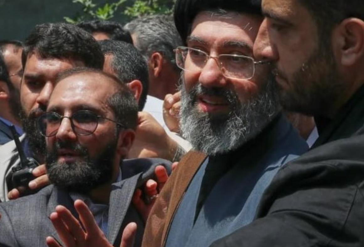 以色列自己承认了，伊朗新任最高领袖穆杰塔巴，比他父亲哈梅内伊更加激进。

现在看