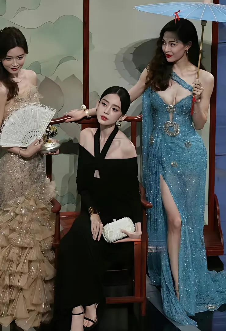 这三大美女同框可以封神了
文咏珊温婉灵动、娜扎高贵冷艳、钟楚曦风情万种，三位美女