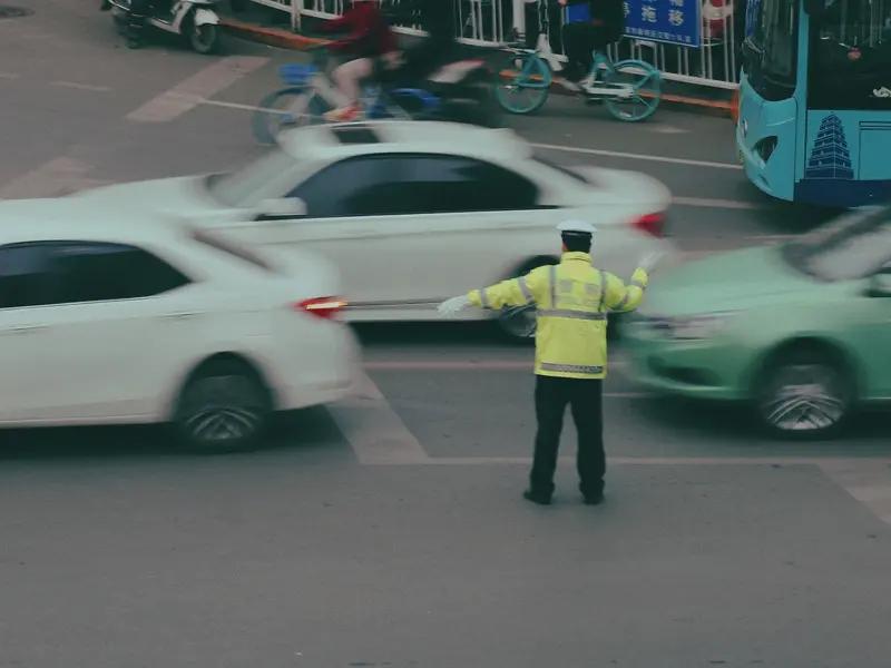 交警帮忙救援 车辆故障停路上，交警帮忙救援的事儿真暖心。11月11日文山公安交管