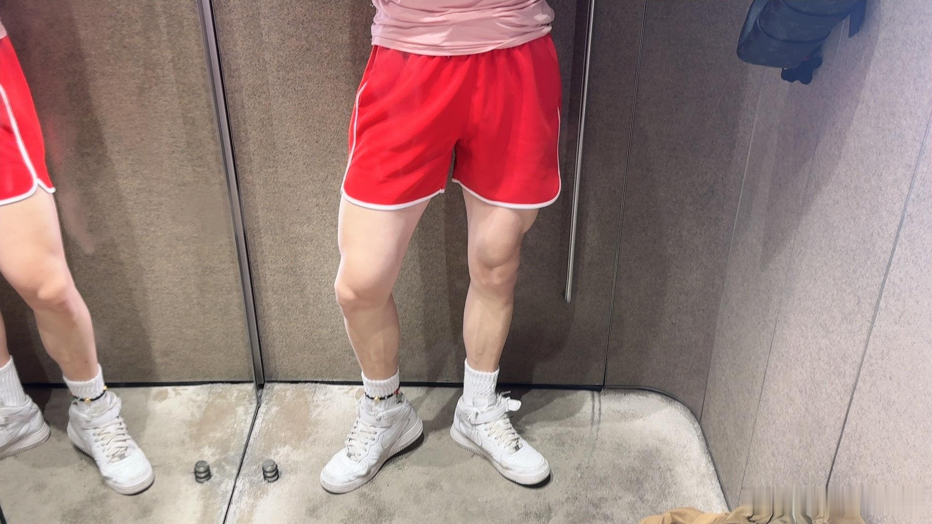 健完身出门买了条裤子，今天健身照片明天再发吧！ 