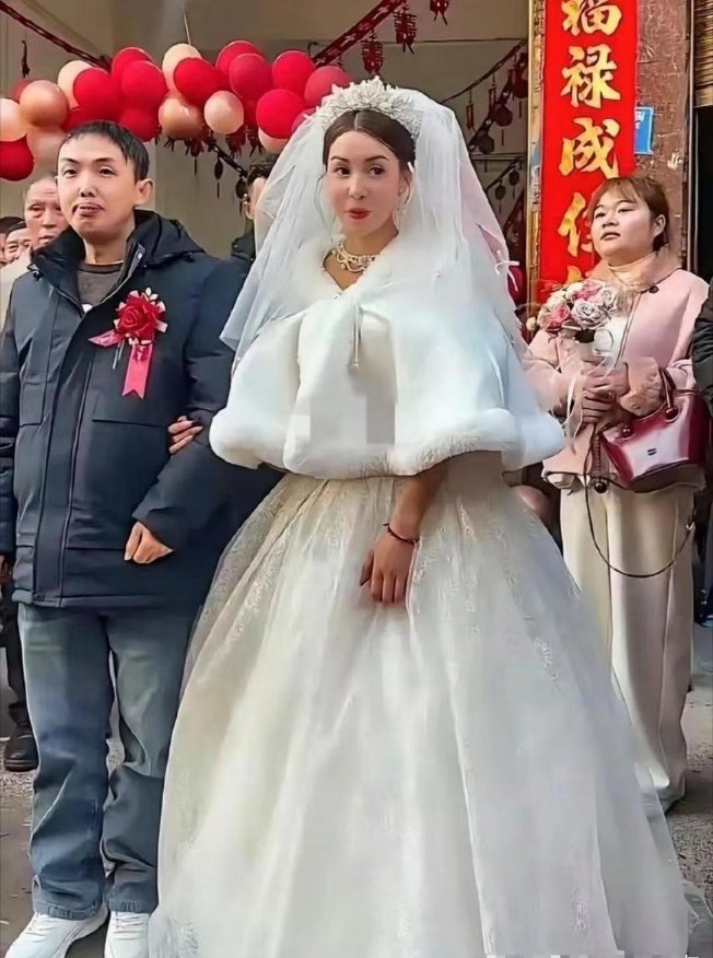 还别说这个新娘真的挺像迪丽热巴的 
